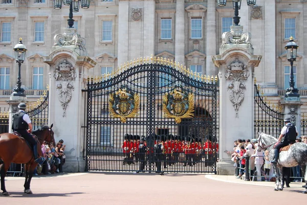 Cambio Guardia Puerta Buckingham Palace Gate Mayo Londres Reino Unido — Foto de Stock