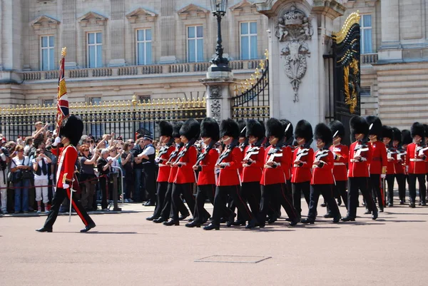 Mayıs ayında Buckingham Sarayı'nda nöbet değişimi, Londra, İngiltere