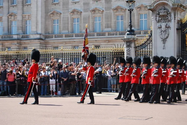 Mayıs ayında Buckingham Sarayı'nda nöbet değişimi, Londra, İngiltere