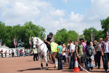 Buckingham Sarayı'nda turistlerle konuşan kadın at polisi, Londra, İngiltere