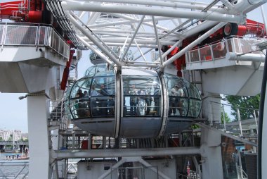 Turistler Londra, İngiltere manzaraları güzel bir görünüm hayran London Eye pod girin. Olabilir