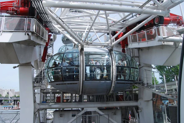 Turister London Eye Pod För Att Beundra Vacker Utsikt Över — Stockfoto