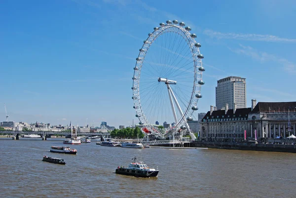 Trzy Łodzie Pobliżu London Eye Słoneczny Dzień Londyn Wielka Brytania — Zdjęcie stockowe