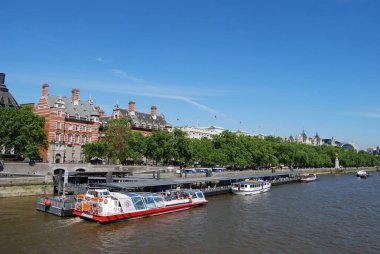 Londra'da Thames Nehri üzerindeki Westminster İskelesi'nde üç tekne