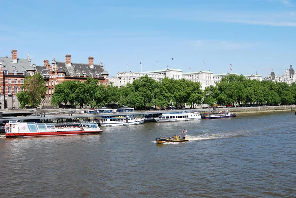 Barco Amarillo Pasa Por Muelle Westminster Río Támesis Londres Reino — Foto de Stock