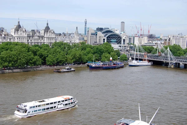 Tre Båtar Nära Hungerford Bridge Themsen Och Embankment Station London — Stockfoto