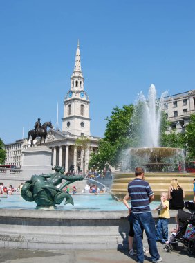 Londra, İngiltere 'de Trafalgar Meydanı' ndaki Çeşmeler