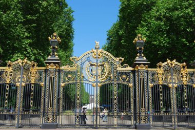 Londra 'daki Buckingham Sarayı yakınlarındaki Green Park' ta bir kapı.