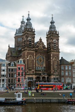 Saint Nicholas Bazilikası Eski merkez Bölgesi'ndeki büyük Katolik kilisesi ve tipik Hollanda evleri, Amsterdam, Hollanda, 13 Ekim 2017.
