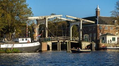 Amsterdam kanal nehri üzerindeki asma köprü, 13 Ekim 2017.