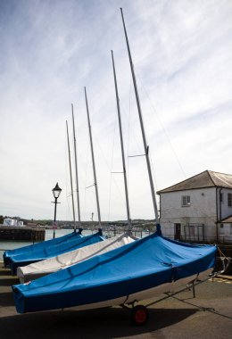 Tente altında depodaki teknelerin sırası, Tekne iskelesinde depo, Plymouth, Devon, İngiltere, 23 Mayıs 2018.