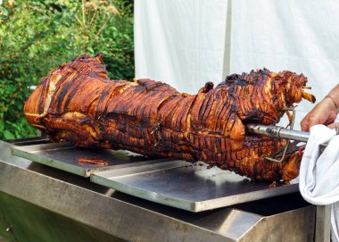 çiftlik ziyafetinde kasap tarafından yapılan kavurma-jack domuz kızartma, oyma hazır