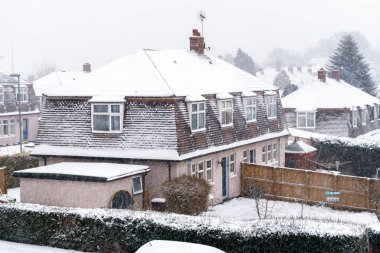 Devon, Crediton, İngiltere'de kar yağışı. Karda konsey evi. 1 Mart 2018.