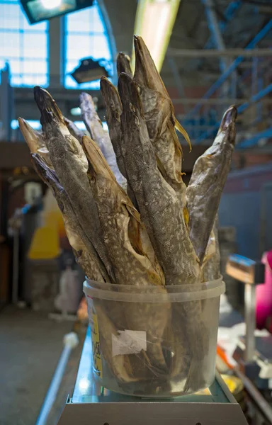 Pique de peixe salgado seco no balcão para venda, lanche de cerveja tradicional . — Fotografia de Stock