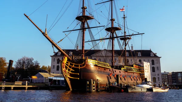 Träbåt med mast i Amsterdam, 12 oktober 2017. Stockbild