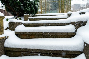Kış Bahçesi kar ile kaplı merdivenler.