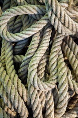 Gemi halatları yığın. Çeşitli halatlar ve dizeleri kazık.