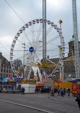Merkezinde eğlence luna park dönme dolap ile Amsterdam Baraj meydanı. Hollanda, 12 Ekim 2017