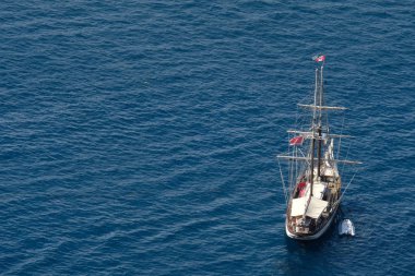 Positano kapalı yelkenli tekne