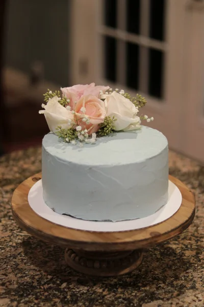 Kue dengan bunga sungguhan — Stok Foto