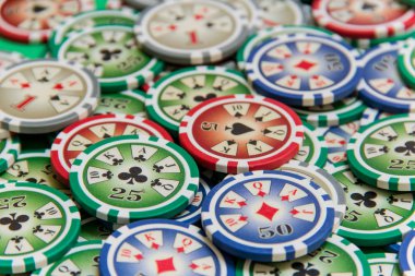 yeşil masa üzerinde poker fişleri yığını ile arka plan. metin ve tasarım için boş alan
