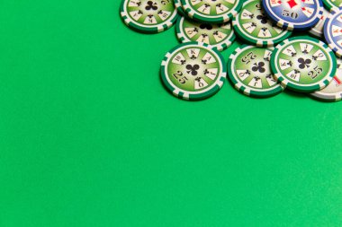 yeşil masa üzerinde poker fişleri yığını ile arka plan. metin ve tasarım için boş alan