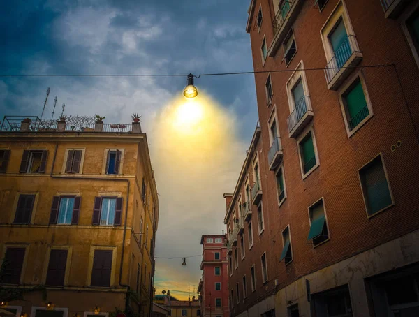 На маленькой площади Драго в Риме зажглась лампа — стоковое фото