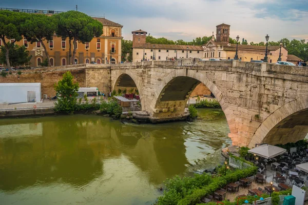 Река Тибр под мостом Цестио на острове Тиберина в Риме  - — стоковое фото