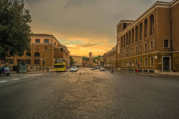 Heure d'or sur la rue Luigi Petroselli à Rome - Italie — Photo