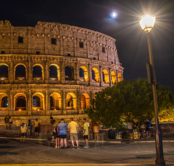 Длительная экспозиция Колизея и столба освещения в Риме — стоковое фото