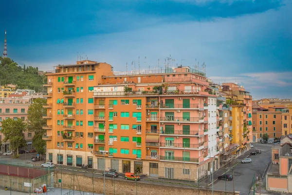 Típico complejo de viviendas en la ciudad de Roma - Italia — Foto de Stock