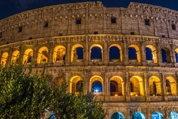 Roman Coliseum and its unmistakable luminous beauty at night in — Stock Photo, Image