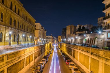 Roma'da gece Annibaldi sokakta araçların Hafif parça - 