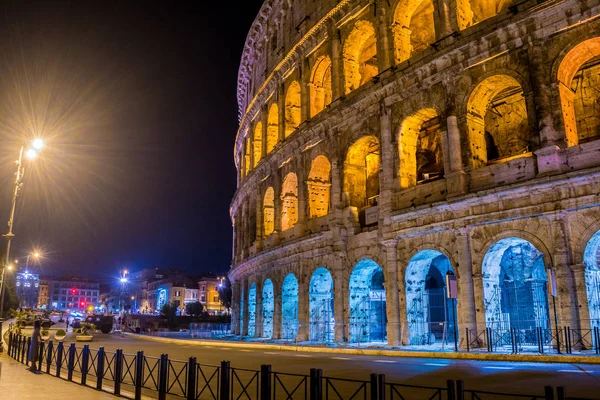 Сторона Великого Римского Колизея со светлым полюсом в Риме — стоковое фото