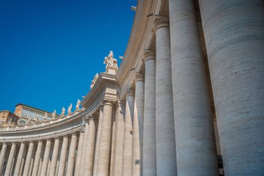 St. Peter Meydanı sütunları, Vatikan