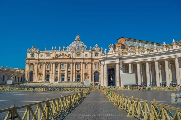 St. Peter's Basilica in the Vatican — Stock Photo, Image