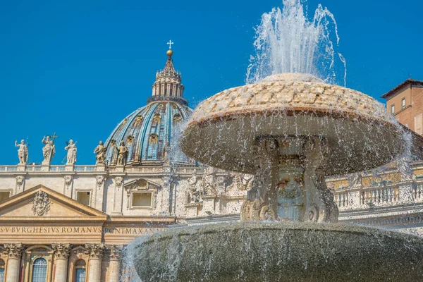 Bernini's Fountain and the Basilica of St. Peter in the Vatican — Stock Photo, Image