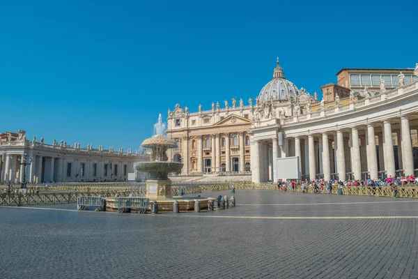 Bernini's Fountain and St. Peter's Square in the Vatican — Stock Photo, Image