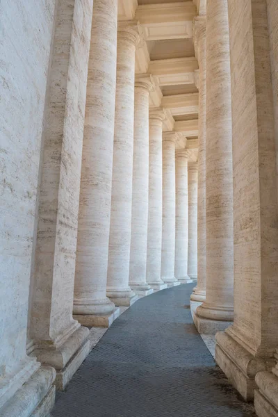 Внутри колоссальных дорических колоннад, которые разделяют площадь Святого Петра в Ватикане — стоковое фото