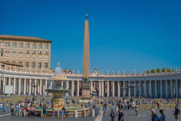 The Bernini Fountain and the Egyptian Obelisk in the center and — Stock Photo, Image