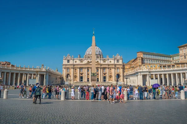 Vatican Obelisk and the St. Peter's Basilica in the Vatican — Stock Photo, Image
