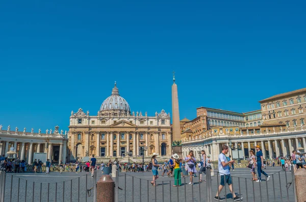 Vatican Obelisk and the St. Peter's Basilica in the Vatican — Stock Photo, Image