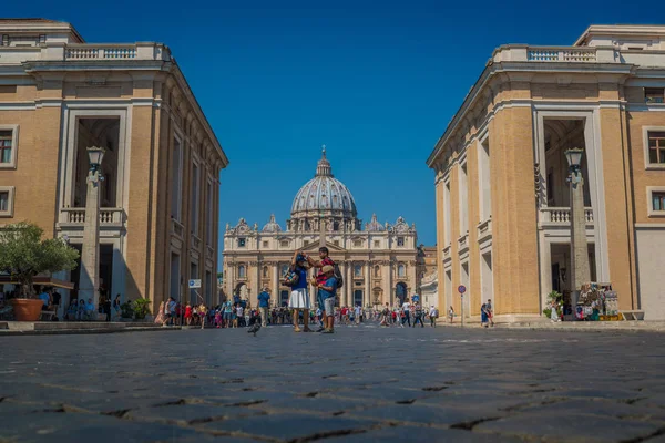 Roma'da Conciliazione Caddesi ve Vatic'teki St. Peter Meydanı