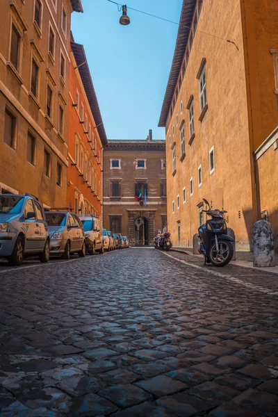 Улица Скоссакавалли в Риме, Италия — стоковое фото
