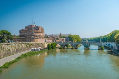 Roma'da Tiber Nehri kıyısında Castel Sant'Angelo, Ital