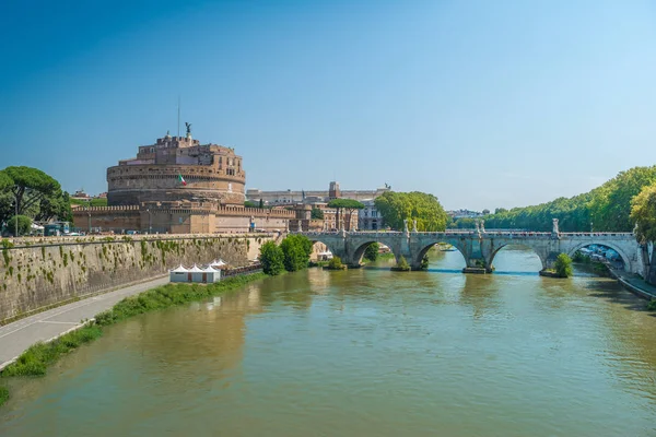 Замок Святого Ангела на берегу реки Тибр в Риме, Итал — стоковое фото