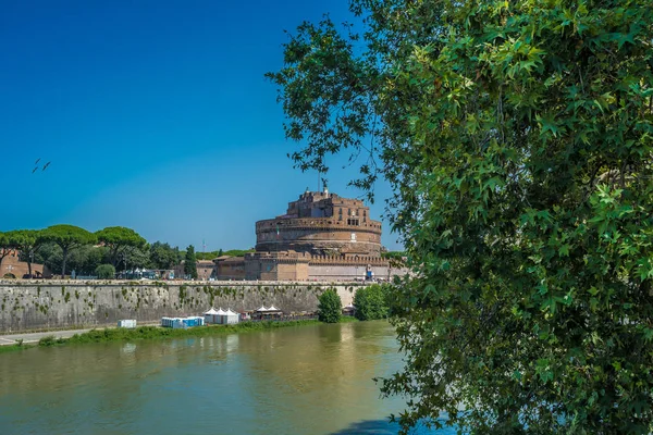 Slottet Sant'Angelo inramat av trädet i Rom, Italien — Stockfoto