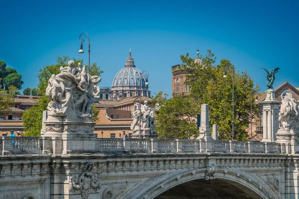 Мост Витторио Эммануила II и базилика Святого Петра в Риме, Италия — стоковое фото