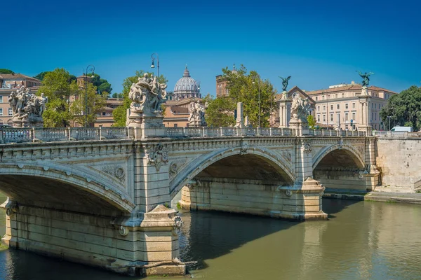 Мост Витторио Эмануэле II в Риме, Италия — стоковое фото