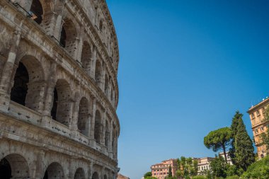 Roma, İtalya 'da turizm otobüsü ve Kolezyum